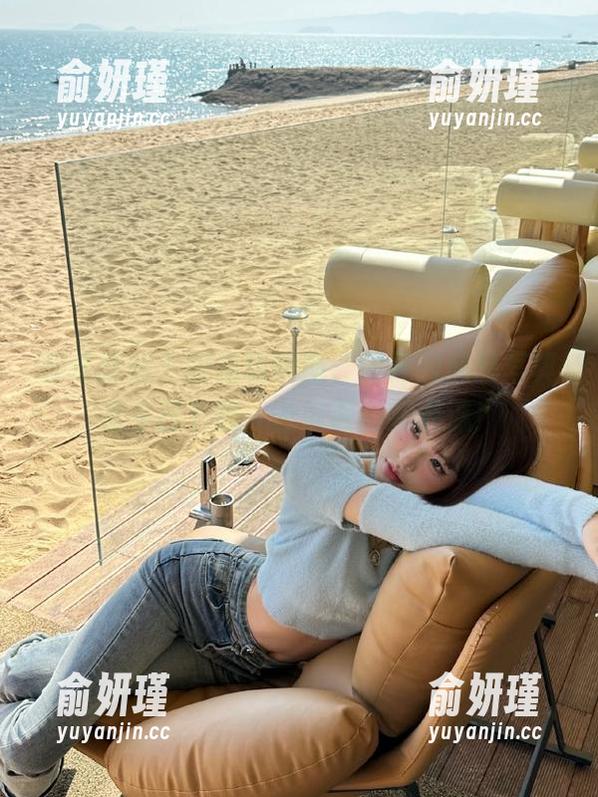 初冬暖阳下的兔玩映画，超棒的黑丝写真集今日下载，掀起时尚新潮流！