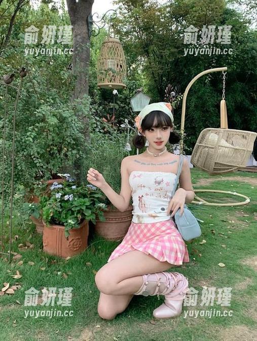 嗲囡囡 - 观看Hana妹天台的迷人图片，瞬间捕捉她在阳光下的每一个动人瞬间
