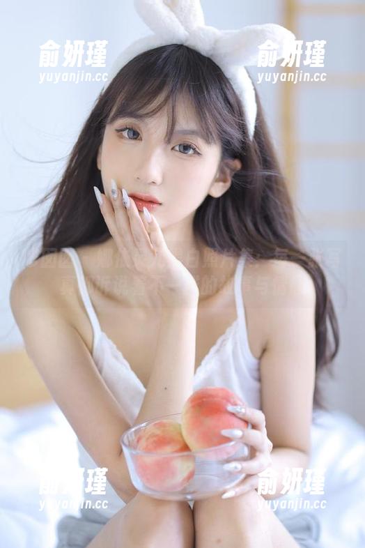 嗲囡囡 - 娜依灵儿黑白照片集：每一张写真都诉说着不一样的故事与情感