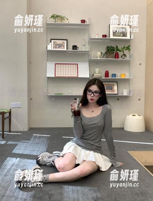 嗲囡囡 - 观看模特YOYO教室的精彩瞬间，图包中绽放的多样魅力回味无穷