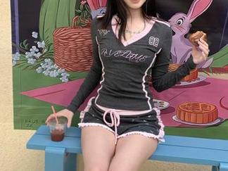 嗲囡囡 – 芷儿Momoko居家写真火热上线，免费下载这个秋季的温暖记忆！
