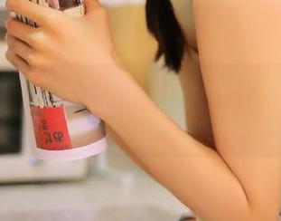 头条女神 – 不可错过的美丽！尹菲厨娘最新套图更新，尽显她的厨艺与风采！