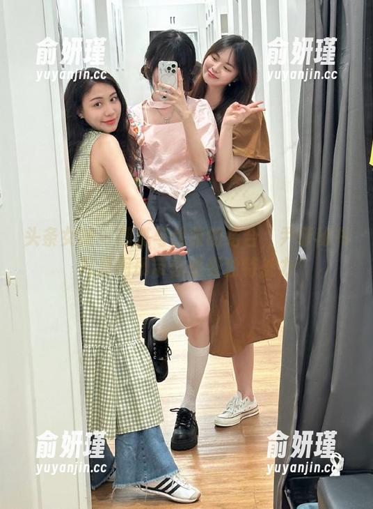 头条女神 - 细腻与优雅的结合，尹菲秘书写真图册带你感受独特魅力