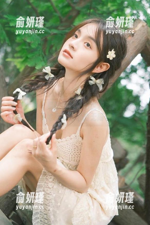 头条女神-易阳 头条女神 - 易阳肉丝奇幻世界图片合集:展示她摄影艺术的无限可能