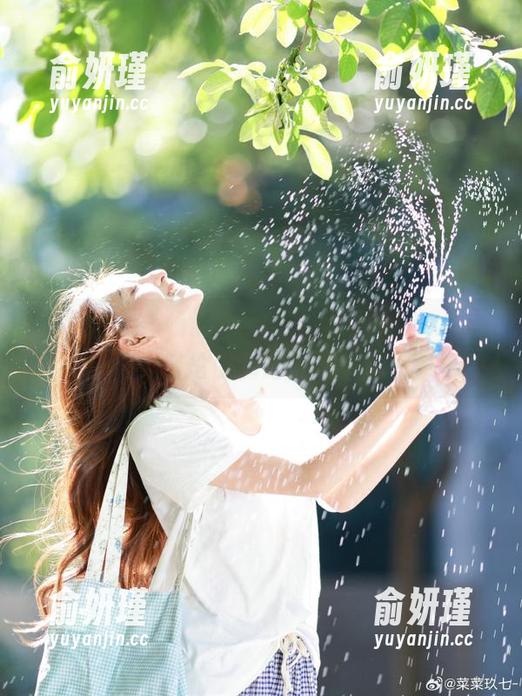 头条女神-杨曼妮 头条女神 - 杨曼妮的黑色私拍作品,展现无与伦比的时尚与个性