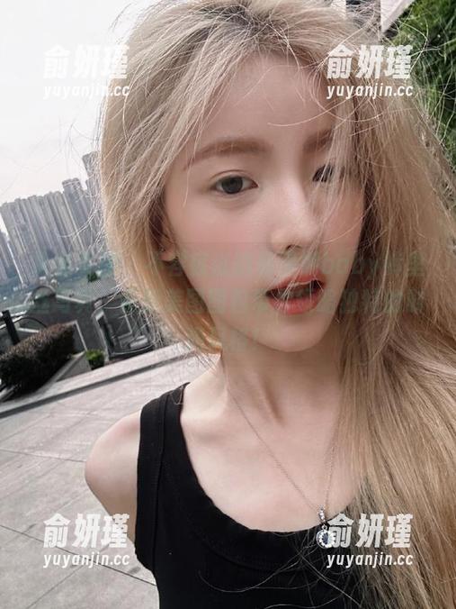 头条女神 - 不容错过的杨漫妮baby裤里丝写真，最新美图图包带你领略独特的时尚风格！