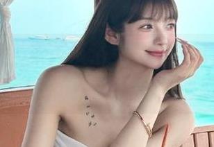 头条女神 – 梁芮溪浴室写真图包,尽显无圣光环境中的魅惑与诱惑