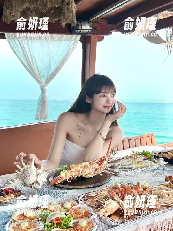 头条女神-梁芮溪 头条女神 - 梁芮溪浴室写真图包,尽显无圣光环境中的魅惑与诱惑