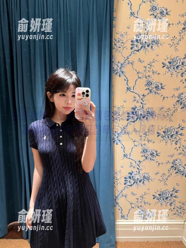头条女神-玄子 头条女神 - 玄子圣诞图包里的精选瞬间:独特视角下的节日韵味与迷人风情!
