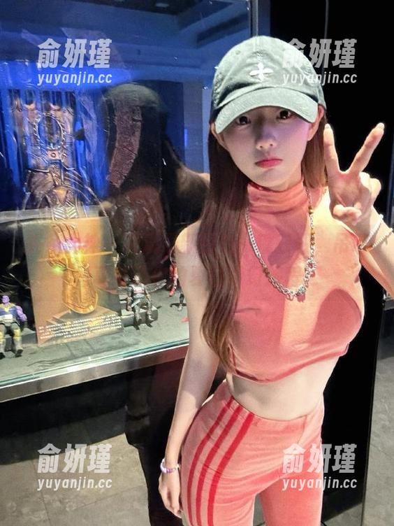 头条女神-筱溪 头条女神 - 筱溪最新图包一键获取,吊带写真打造你的夏日梦幻旅程!