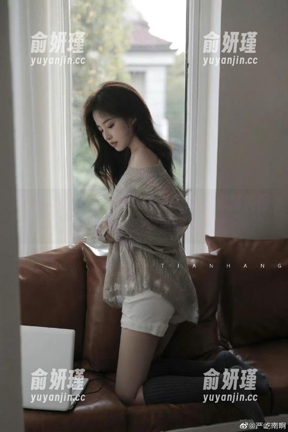 头条女神 - 萌琪琪的白裙写真，细腻美图与经典照片完美呈现其风貌