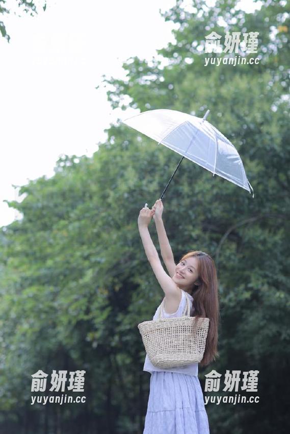 揫透女主K的私密生活：揭秘她的秘书写真套图，尽显优雅与力量！