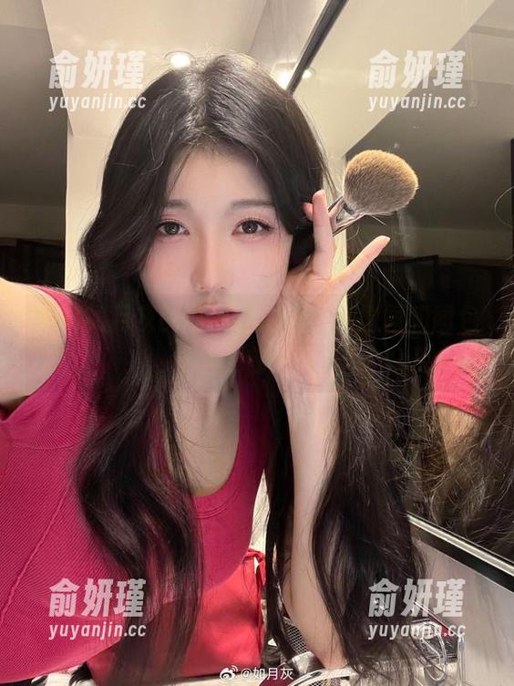 如月灰 揭秘如月灰的清纯魅力,热辣原图和图包让你眼前一亮!