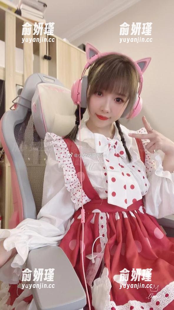 小女巫露娜 从小女巫露娜的裤里丝作品集中,感受精选的时尚与性感