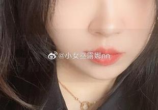 在牛仔小裤裤的世界里，小女巫露娜与你分享精彩的cos图片瞬间！