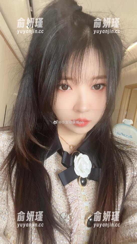 小女巫露娜 在牛仔小裤裤的世界里,小女巫露娜与你分享精彩的cos图片瞬间!