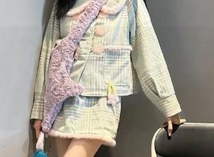 微密圈 – 全新发布的小玉吃果冻粉色套图,瞬间诱惑来袭,快来感受这场充满浪漫气息的视觉盛宴!