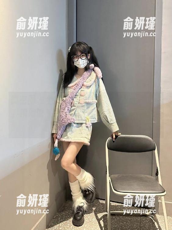 微密圈 - 全新发布的小玉吃果冻粉色套图，瞬间诱惑来袭，快来感受这场充满浪漫气息的视觉盛宴！