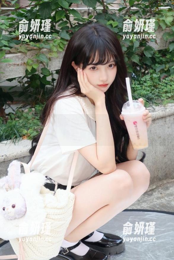 少女秩序 - 小葵的丝袜魅力：分享她的独特写真作品集