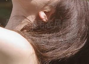 尤果网 – 最新靳宝毛衣风尚写真,展现优雅与自在的迷人照片