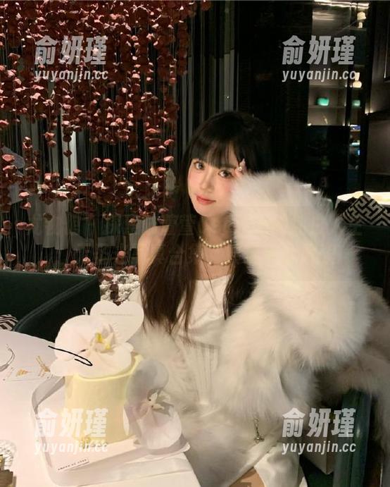 尤物馆-陆萱萱Cecilia 尤物馆 - 探索陆萱萱Cecilia的纯白人生:无圣光写真合集,展现真我风貌