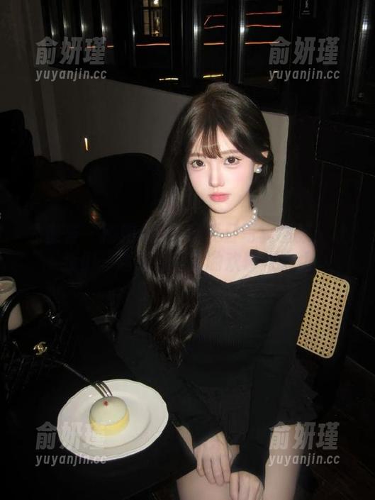 尤蜜荟-娜露selena 尤蜜荟 - 娜露selena夏日写真图集:让我们一起感受盛夏的欢愉与自由