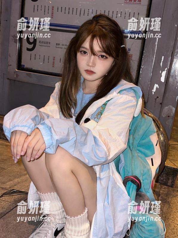 尤蜜荟-穆菲菲 尤蜜荟 - 穆菲菲和服写真原图:穿美衣的她,还在为吃土而烦恼的图册