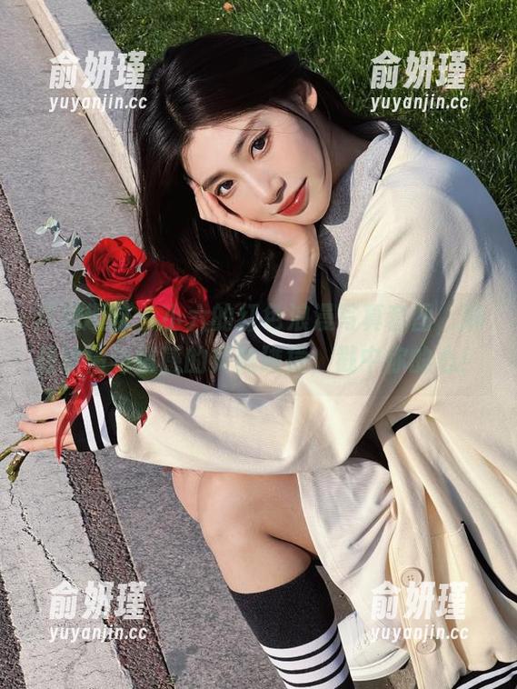异思趣向-小六 异思趣向 - 小六的红色浪漫写真套图,满载热情与情感的炙热碰撞,戳中你的心!