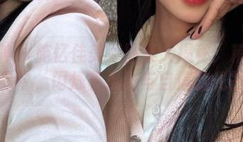 推女神 – 施忆佳美脚图集大揭秘:精选作品中,闪烁着优雅与自信的光芒