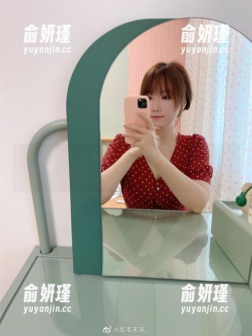 是本末末护士系列写真全新登场，最新图库记录温柔与坚韧