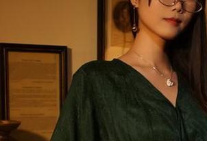 晓美妈高清写真集：皮衣与自信，时尚女神的真实写照