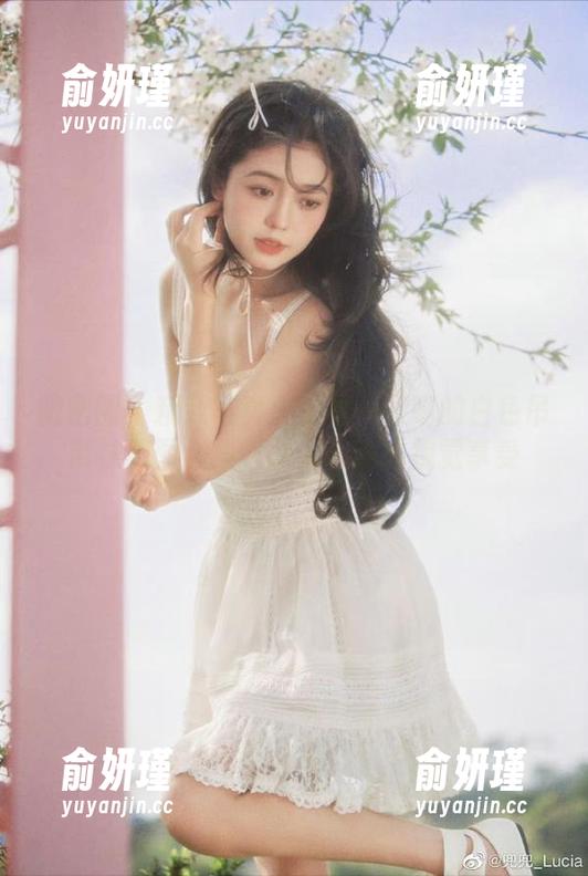 梦里一只喵 微密圈 - 精致写真:梦里一只喵的白色吊带袜美图合集,令人心动的视觉享受