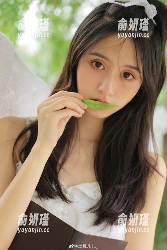 森萝财团 探索森萝财团最新白棉袜写真,轻松捕捉生活中的点滴柔美瞬间!