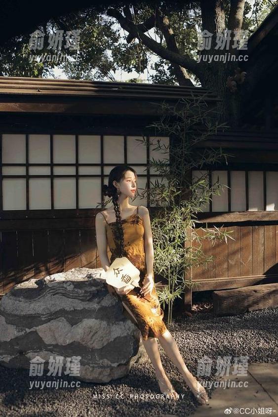 模范学院-桃香子 模范学院 - 桃香子携眼镜写真:美丽原图与完整图包一次满足!