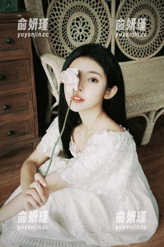 模范学院 - 艾莉Evelyn毛衣写真在线发布，原图让你沉浸在她的温柔与优雅之中！