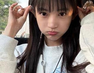 爱蜜社 – 一起来欣赏Lavinia肉肉的棉袜美图合集,潮流与舒适完美碰撞!