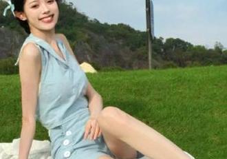 物恋传媒 – 小晴的肉丝写真探索之旅,网盘让你近距离欣赏她的艺术之美