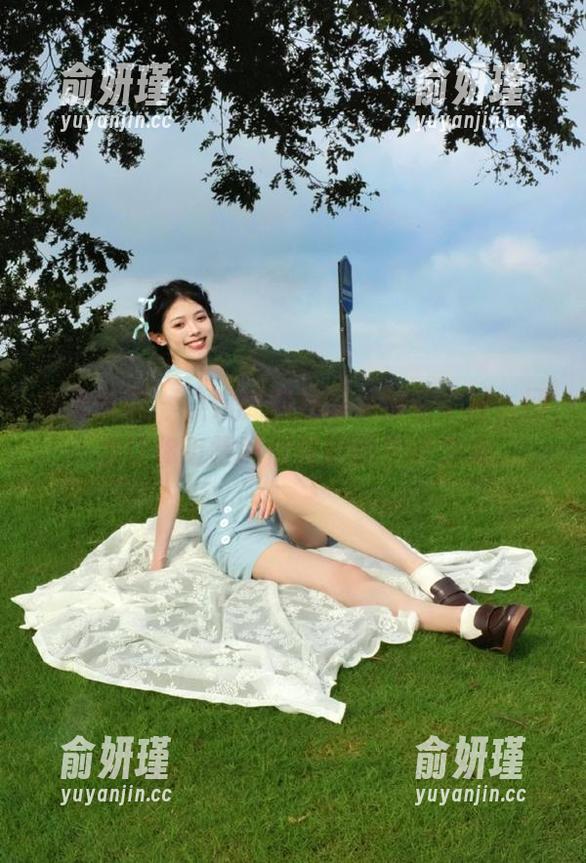 物恋传媒 - 小晴的肉丝写真探索之旅，网盘让你近距离欣赏她的艺术之美