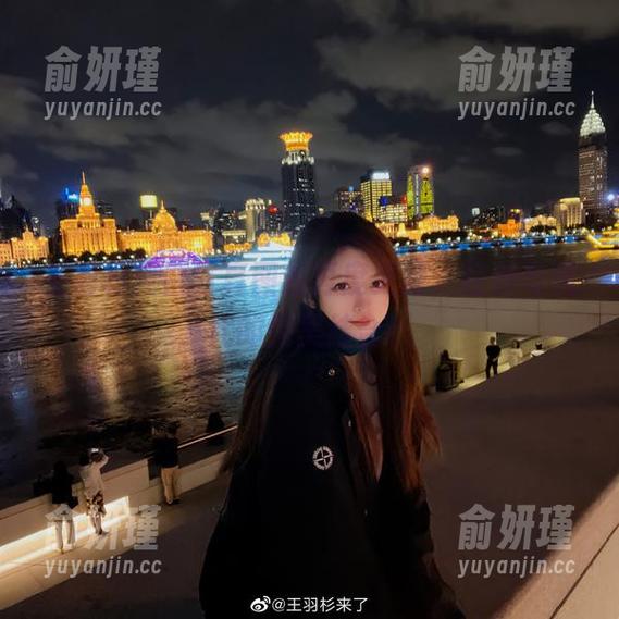 王羽杉 王羽杉纯白写真图包再度更新,经典与现代的完美结合!