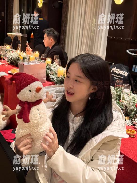 白露Bululu最新美图分享：网袜写真展现独特魅力，赶快来围观吧！
