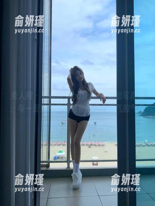 秀人网 - 有关M梦baby与短裤的写真集：每一张照片都传递着青春与朝气的气息