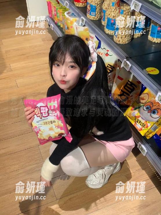 秀人网 - 欣赏俞漫的美足写真图册：每一帧都是对美的极致追求与灵魂的深度刻画