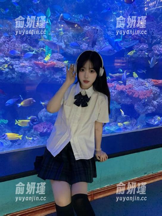 秀人网 - 探秘“周周不吃香菜修女”的魅力世界，感受她作品中的绝美照片艺术