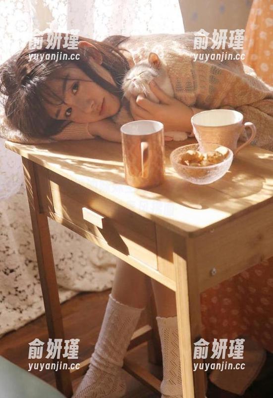秀人网 - 奶油妹妹全套写真作品，温柔细腻如春风拂面