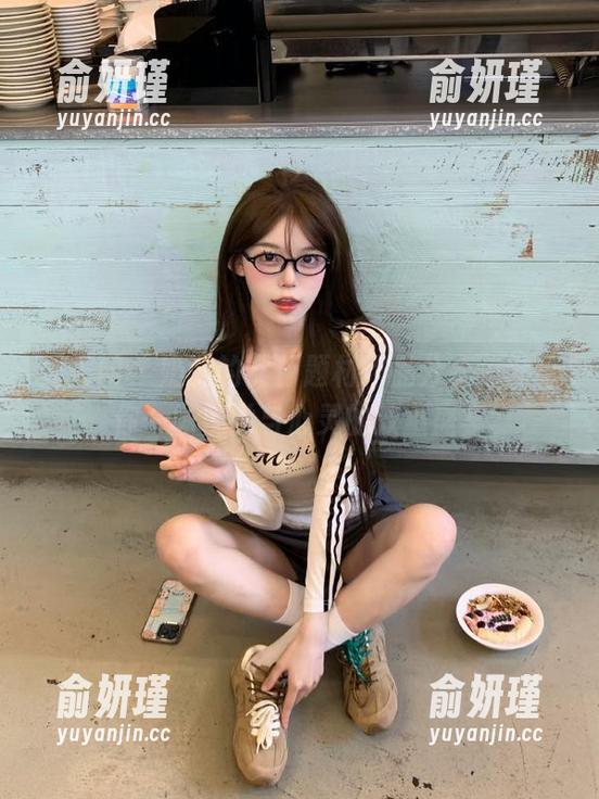 秀人网 - 奶酥的女仆题材作品分享，带给你一场视觉与心灵的双重盛宴