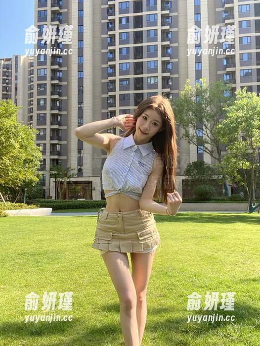 秀人网 - 用白衬衫演绎时尚魅力，安妮Tess美图图包绝不容错过！