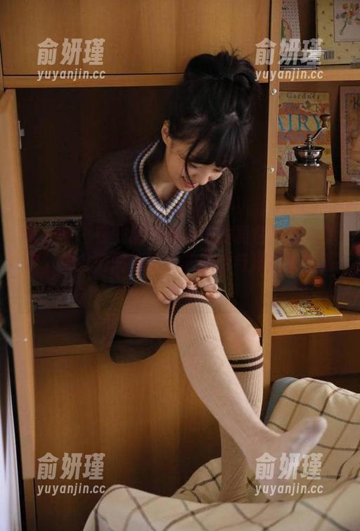 秀人网-安然maleah 秀人网 - 在安然maleah的黑色作品套图中,体会时间流逝下的静谧与深层的情感共鸣