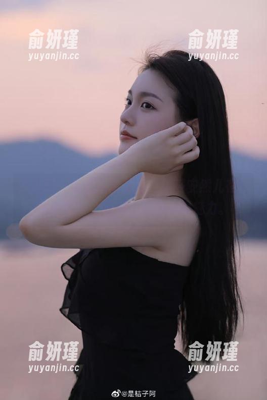 秀人网 - 带上高清壁纸，感受安然儿在海边的每一个瞬间，绽放无限魅力。