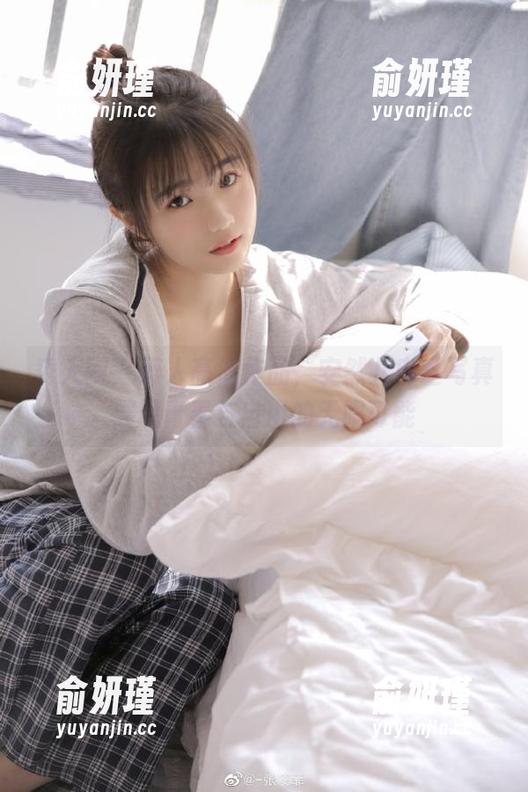 秀人网 - 醉人高清作品，安然儿肉丝写真展现青春与自由的无限可能