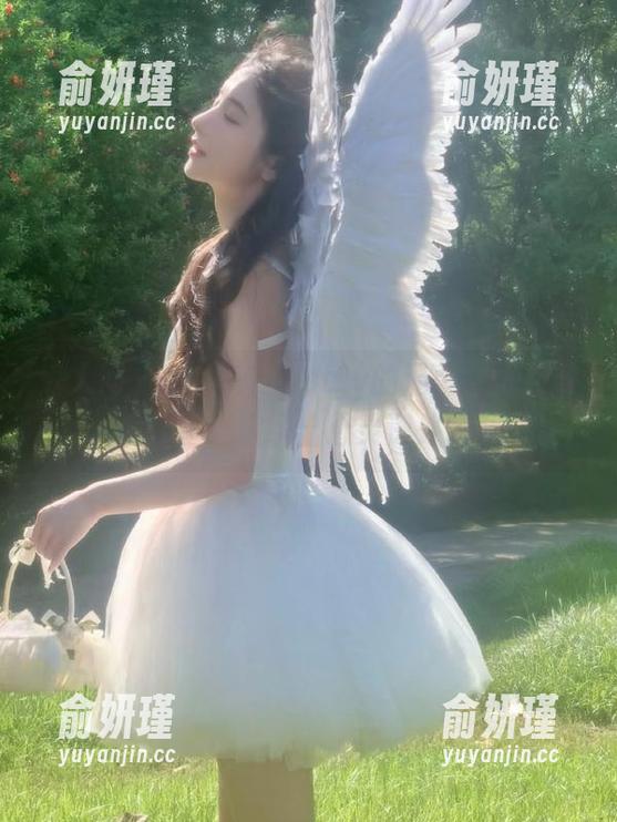 秀人网-徐莉芝Botty 秀人网 - 与徐莉芝Botty的温柔写真共舞,个性壁纸编织出心灵深处的柔情